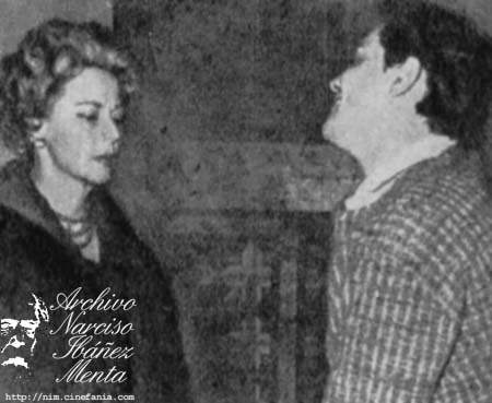 En una de las escenas de "Al caer la noche", Walter Vidarte, en el papel de "Dan", dialoga con Aída Luz, que encarna a "Olivia".
